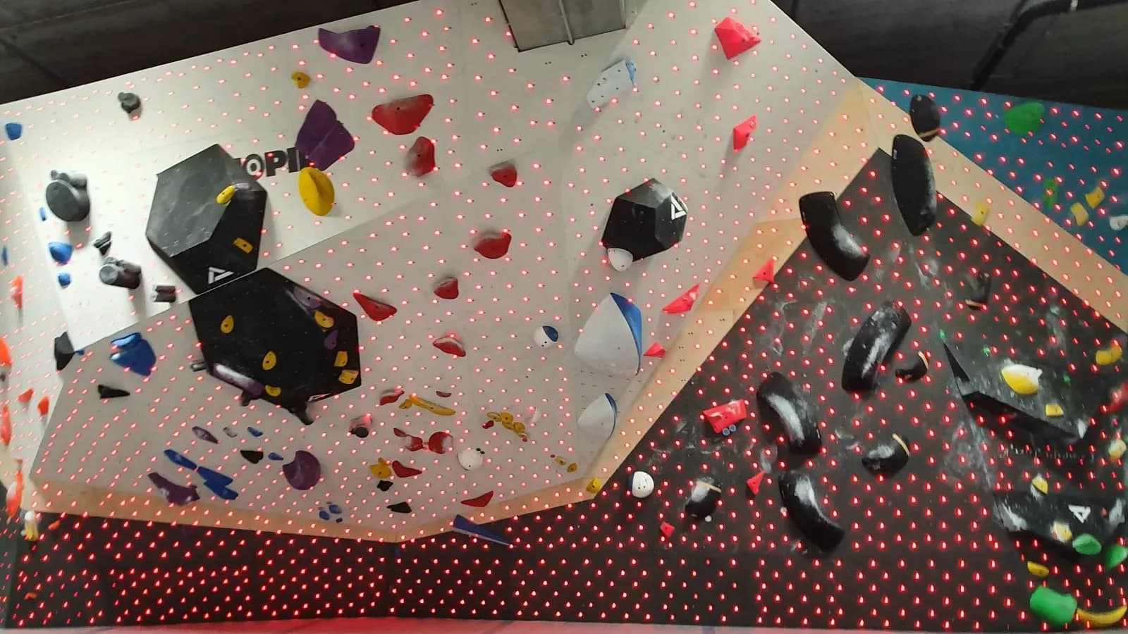 E-Walls climbing system with light up lights - boulder 1