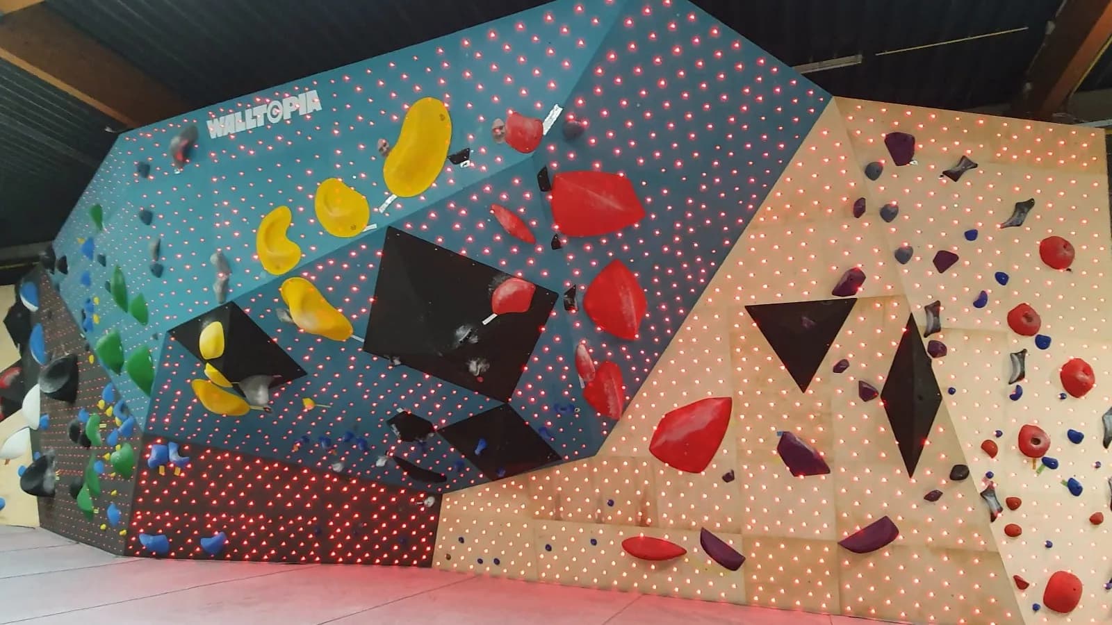E-Walls climbing system with light up lights - boulder 3